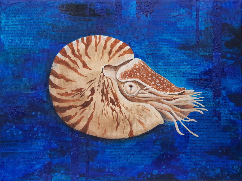 Gemälde eines Nautilus auf blauem Hintergrund, durch den Text durchschimmert