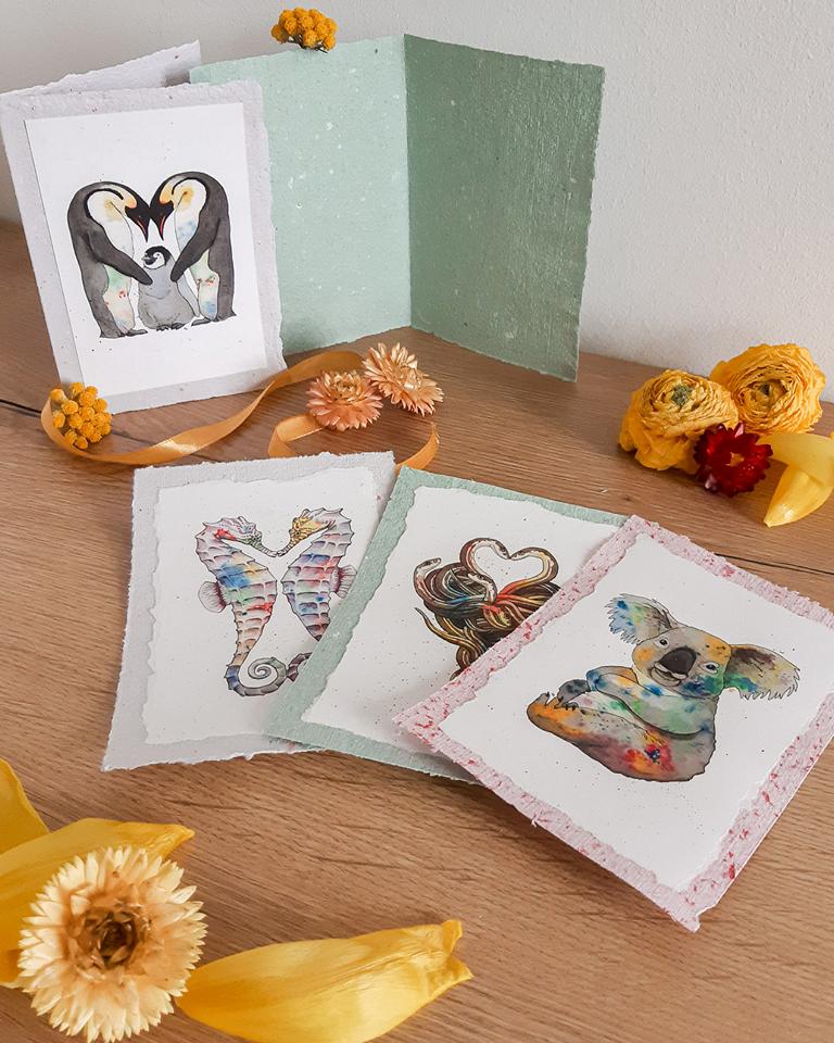 Grußkarten aus handgeschöpftem Papier mit Illustrationen von Tieren darauf